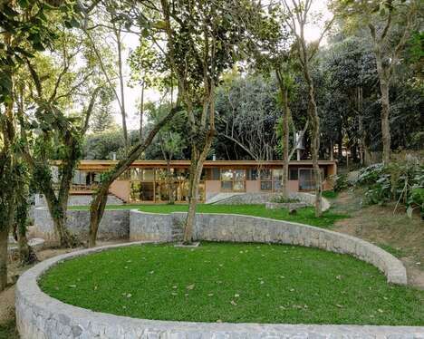 Curved Garden-Surrounding Linear Homes